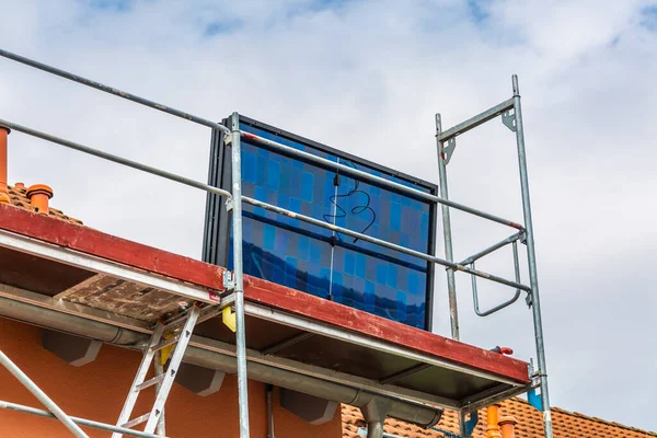 屋根にソーラーパネルを設置する 屋根の上のソーラーパネル 太陽電池を設置する労働者 — ストック写真