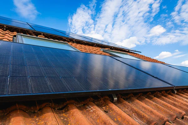 Painéis Fotovoltaicos Telhado Casa Família Painéis Solares Conceitos Ambientais Tecnológicos — Fotografia de Stock