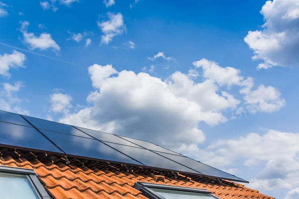 Fotovoltaikus Panelek Családi Ház Tetején Napelemek Környezetvédelmi Technológiai Koncepciók — Stock Fotó