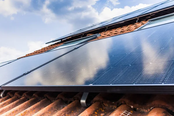 Фотоэлектрические Панели Крыше Семейного Дома Солнечные Батареи Концепции Окружающей Среды — стоковое фото