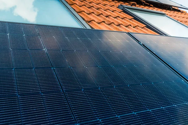Фотоэлектрические Панели Крыше Семейного Дома Солнечные Батареи Концепции Окружающей Среды — стоковое фото
