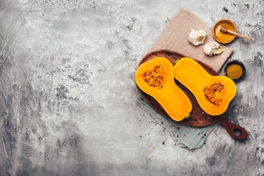 Pişirmek için baharatlı ve malzemeli çiğ organik tereyağlı kabak.