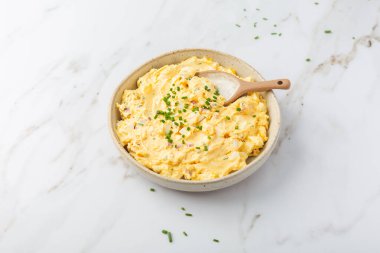 Ev yapımı yumurta soğan, pastırma ve mermer kaplama soğanlı.