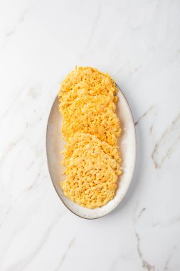 Parmesan peynirli kraker cipsi. Tahılsız Çedar Peynirli Cips, Keto ve Düşük Karbonhidrat. 
