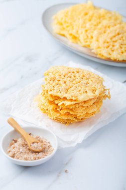 Parmesan peynirli kraker cipsi. Tahılsız Çedar Peynirli Cips, Keto ve Düşük Karbonhidrat. 