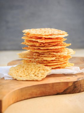 Parmesan peynirli kraker cipsi. Tahılsız Çedar Peynirli Cips, Keto ve Düşük Karbonhidrat. 
