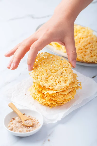 Parmesan peynirli kraker cipsi. Tahılsız Çedar Peynirli Cips, Keto ve Düşük Karbonhidrat. 