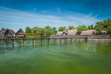 Almanya 'da Constance Gölü kıyısında yeniden inşa edilmiş neolitik göl (Bodensee)