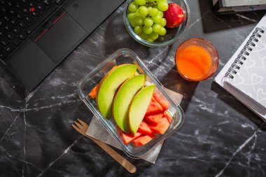 Ofis işyerinde sağlıklı atıştırmalıklar, beslenme çantasından organik vegan yemekler.