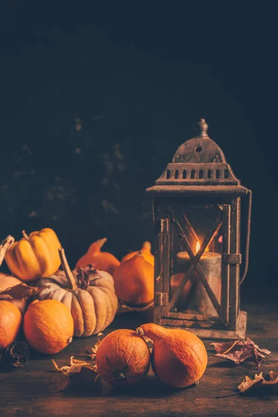 Herbst Oder Herbsterntekonzept Mit Kürbissen Und Kerzen Auf Dunklem Holzgrund — Stockfoto