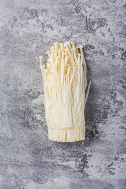 Enoki mantarları - Asya mutfağında popüler bir malzeme. Yenilebilir iğne mantarı ya da Enokitake.