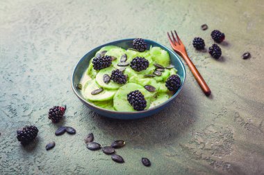 Böğürtlenli salata, yoğurt sosu ve tohum.