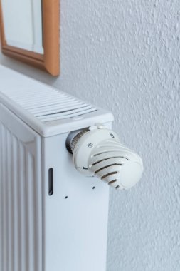 Kapanmış termostatın ayrıntıları, ısıtma radyatörünün ısı düğmesi. Enerji tasarrufu ve sıcak ev konsepti, yaşam maliyetleri.