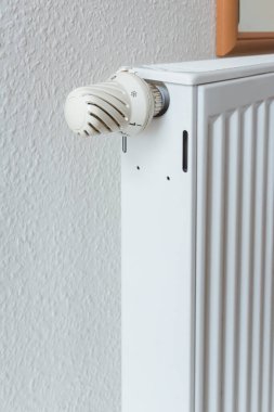 Kapanmış termostatın ayrıntıları, ısıtma radyatörünün ısı düğmesi. Enerji tasarrufu ve sıcak ev konsepti, yaşam maliyetleri.