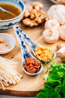 Miso ezmesi ve zencefilli sarımsak ezmesi miso veya ahşap zemin üzerinde ramen çorbası.