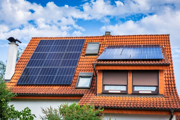 Panele Fotowoltaiczne Dachu Domu Rodzinnego Panele Słoneczne Koncepcje Środowiskowe Technologiczne — Zdjęcie stockowe