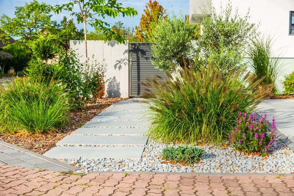 Frontyard Modern House Garden Details Colorful Plants Dry Grass Beds — Stock Photo, Image