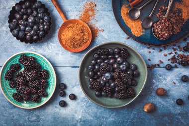 Organik yaban mersini ve böğürtlen, tarçın, esmer şeker ve kakao, fırın malzemeleri