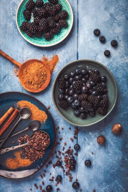 Organik yaban mersini ve böğürtlen, tarçın, esmer şeker ve kakao, fırın malzemeleri