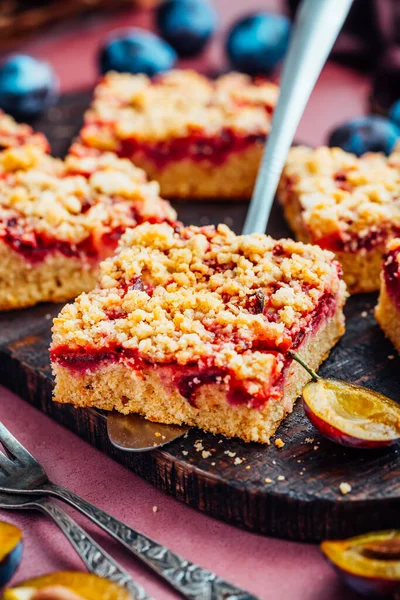 Ev yapımı vegan Alman erikli keki (Zwetschgenkuchen) maya hamurlu ve parçalı