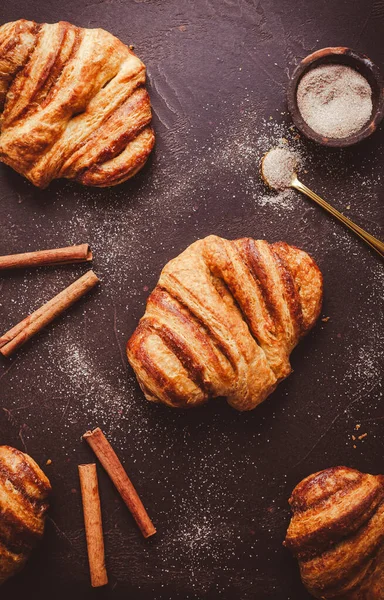 Tarçınlı rulo veya Franzbroetchen - Almanya tatlı pastası tereyağı ve tarçınlı, kruvasan