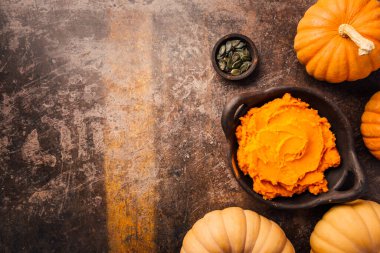 Organik Turuncu kabak püresi. Kase pişmiş Balkabagi