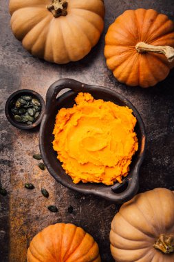 Organik Turuncu kabak püresi. Kase pişmiş Balkabagi