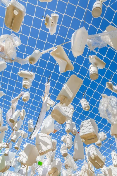 Recipientes Plástico Rede Pesca Contra Céu Azul Conceito Lixo Poluição — Fotografia de Stock