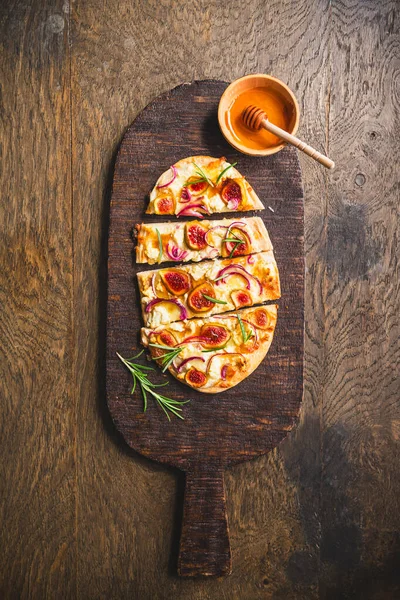 Fransız Tarte Flambee Flammkuchen Yanında Incir Kırmızı Soğan Keçi Peyniri — Stok fotoğraf