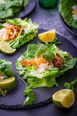 Pirinç, fasulye filizi ve lahana sarılı Asya usulü kıymalı marul.