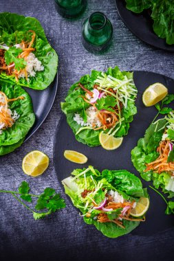 Pirinç, fasulye filizi ve lahana sarılı Asya usulü kıymalı marul.