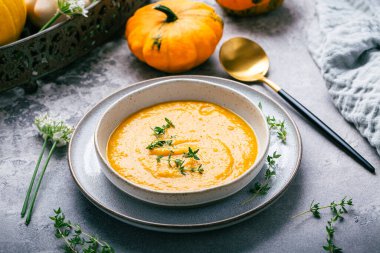 Mutfak masasında servis edilen kabak tohumlu kabak çorbası.