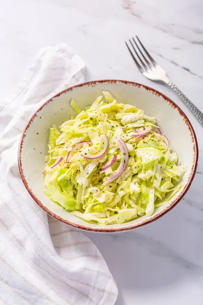 Vegan Coleslaw Salad Made Freshly Shredded White Cabbage Red Onions — Stock Photo, Image