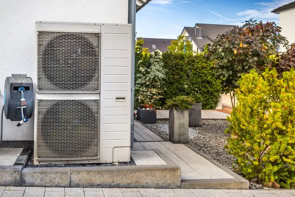 現代家族の家の外に取付けられている2つの空気源のヒート ポンプ ヒート ポンプの緑の再生可能エネルギーの概念 — ストック写真