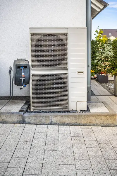 現代家族の家の外に取付けられている2つの空気源のヒート ポンプ ヒート ポンプの緑の再生可能エネルギーの概念 — ストック写真