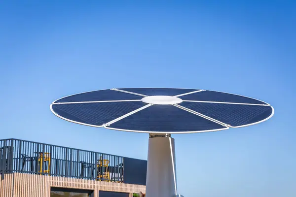 Rotierendes Solarpanel Blütenform Einer Stadt Photovoltaik Alternative Stromquelle Stockbild