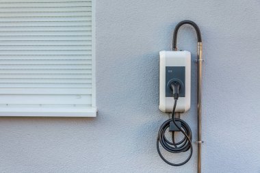 Konforlu elektrikli araba şarjı için aile duvarındaki duvar kutusu.