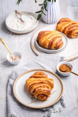 Tarçınlı rulo veya Franzbroetchen - Almanya tatlı pastası tereyağı ve tarçınlı, kruvasan