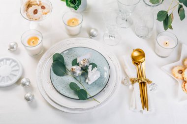 Noel kutlaması, masa dekorasyonu beyaz ve yeşil.