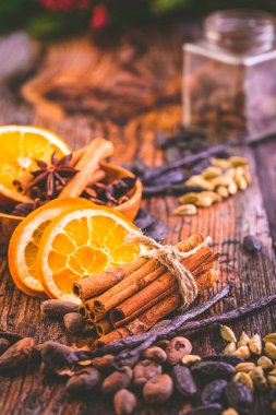Koyu kırsal arka planda kış baharatları ve esmer şeker, Noel mevsimsel pişirme malzemeleri - aroma baharatları.