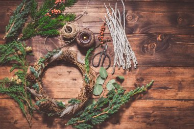 Çiçekçinin işe yarar bir görüntüsü var. Sonbahar veya Noel için şenlikli çelenk yapmak