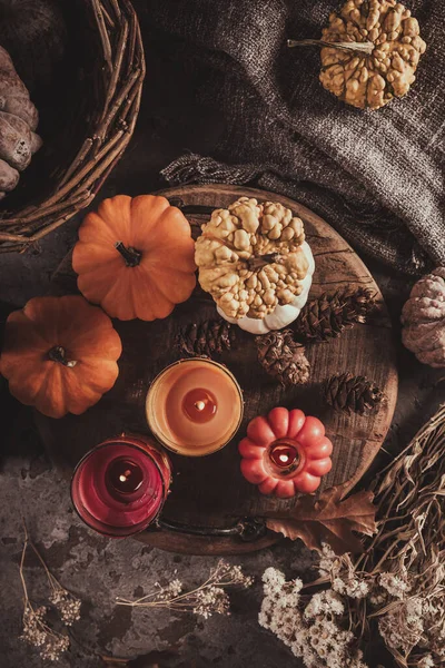 感恩节和万圣节用南瓜和蜡烛装饰家 — 图库照片