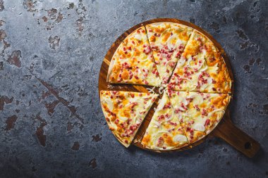 Krem peynirli, pastırmalı ve soğanlı geleneksel Fransız tarte flambee. Alsace bölgesinden Flammkuchen. Alevli kek..