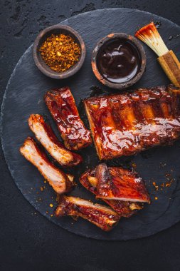 Barbekü domuz pirzolası ve acı biber salamurası.