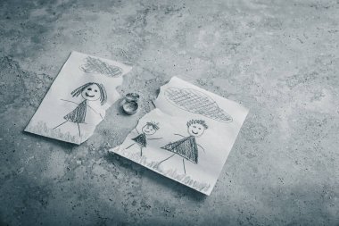 Boşanma, ihanet, ayrılma ve ailenin dağılması kavramı. Evlilik yüzükleriyle çizen çocuklar.