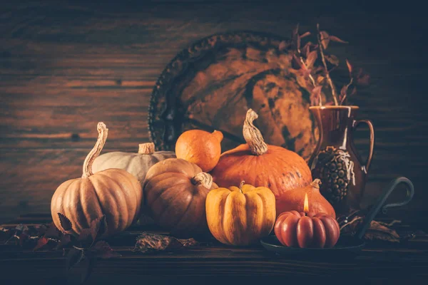 秋は木の背景にカボチャとろうそくでまだ生きています 感謝祭の家の装飾 — ストック写真