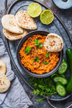 Ev yapımı vejetaryen Harissa havuç ve mercimek ya da salatalık ve ekmeğe batırılmış.