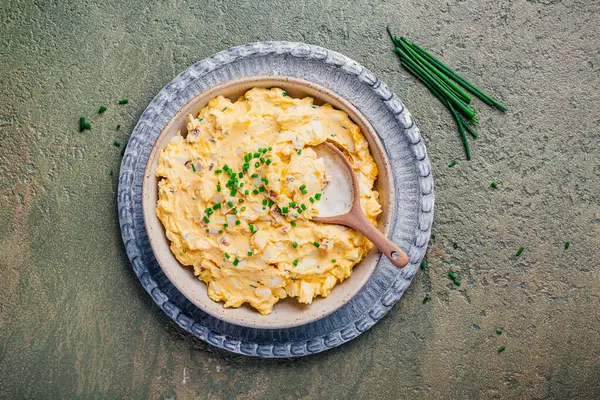 Egg spread with cream cheese, egg and chives