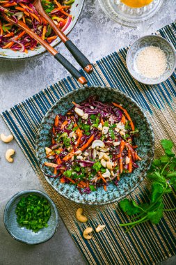 Asya usulü kırmızı lahana salatası, havuç, kişniş, ceviz ve soğanlı.