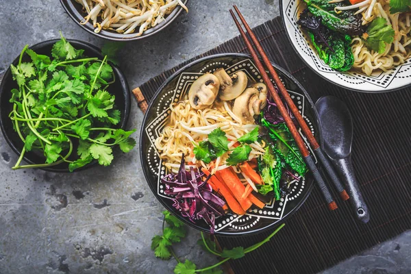 Sup Miso Vegan Dengan Jamur Kubis Merah Wortel Dan Tauge — Stok Foto